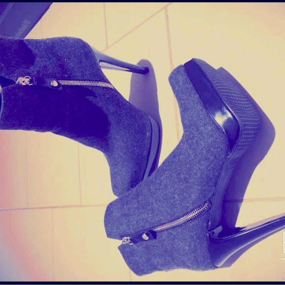 STUART WEITZMAN CHIPPY GREY FLANNEL ZIPPIE BOOTIE HEELS